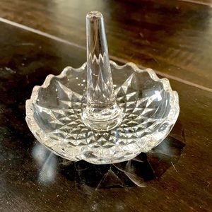 Crystal ring holder
